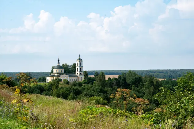 митрополит Владимирский и Суздальский Никандр совершил Божественную Литургию в приписном к Успенскому кафедральному собору Свято-Ильинском храме села Глухово Собинского район